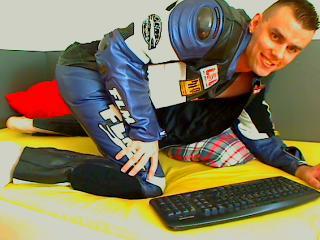 Geiler Typ erfüllt Dir Deine geheimsten Sexfantasien - ohne Tabus! Mag gerne wi**sen vor dem CAM , spielen mit Sexspielzeugen, und gerne zeige ich dir mein heisses Sperma.