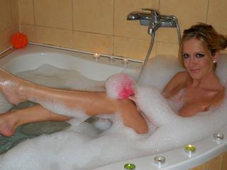 Hallo! Ich bin Clarissa, 25 Jahre alt! Ich warte schon auf Dich - für ein heisses Spiel! Willst Du mit mir spielen? Na dann komm rein! Kuss!