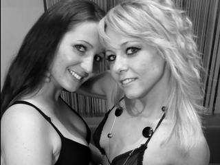 Zwei hot Chicks zeigen Dir eine wilde Show.